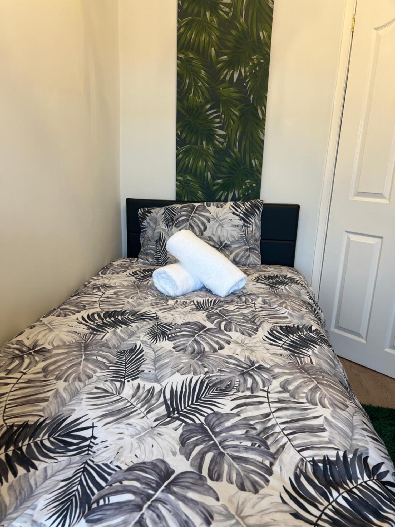Double Room In Great Barr Near M5 - M6 - Parking - Tv Bed-Garden Бирмингем Экстерьер фото